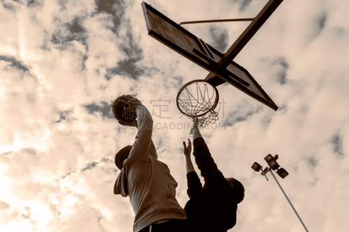 小马丁·格里菲（Ken Griffey Jr.）重回西雅图为大谷翔平颁奖，两代巨星同框